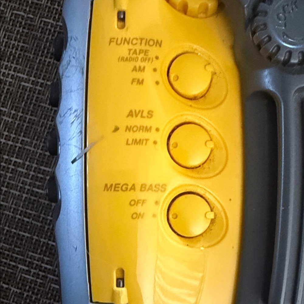 Sony Sports Walkman WM-FS111 - Yellow and Black for parts - Picture 6 of 10